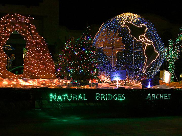 모압 일렉트릭 라이트 퍼레이드를 장식하는 꽃수레