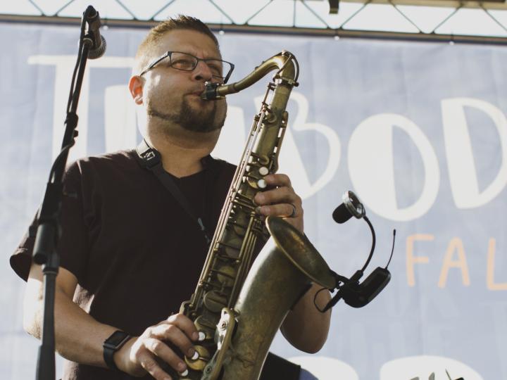 Musique traditionnelle lors du Big Boy’s Main Street Cook-Off and Thibodeauxville Fall Festival