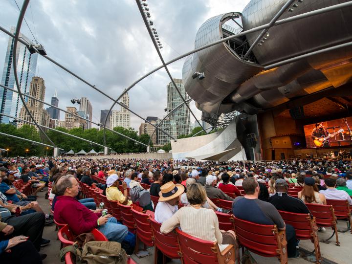 Disfrutando de un espectáculo de Blues Festival en el Jay Pritzker Pavilion, en Millennium Park