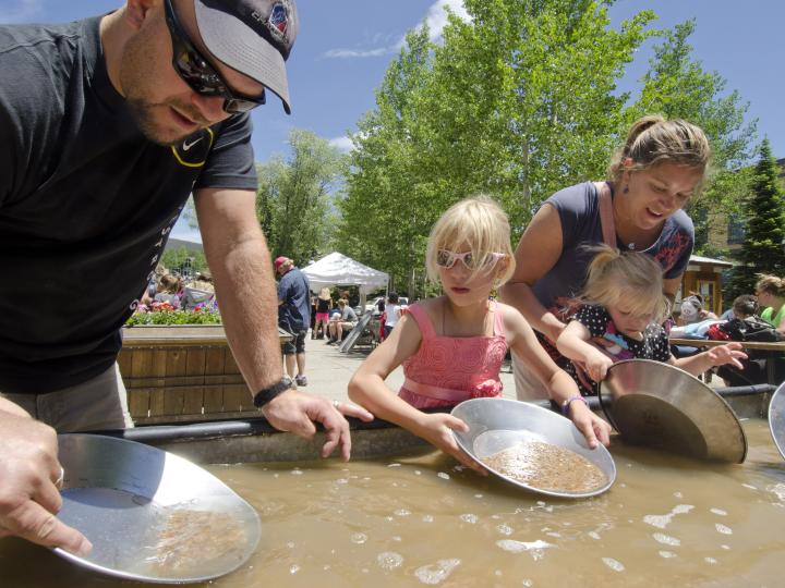 Initiation au maniement de la batée lors des championnats d’orpaillage de Breckenridge