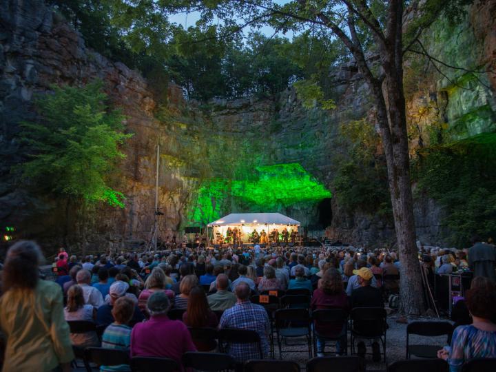 Una presentación de música en vivo en una cueva durante la Three Caves Concert Series en Huntsville, Alabama