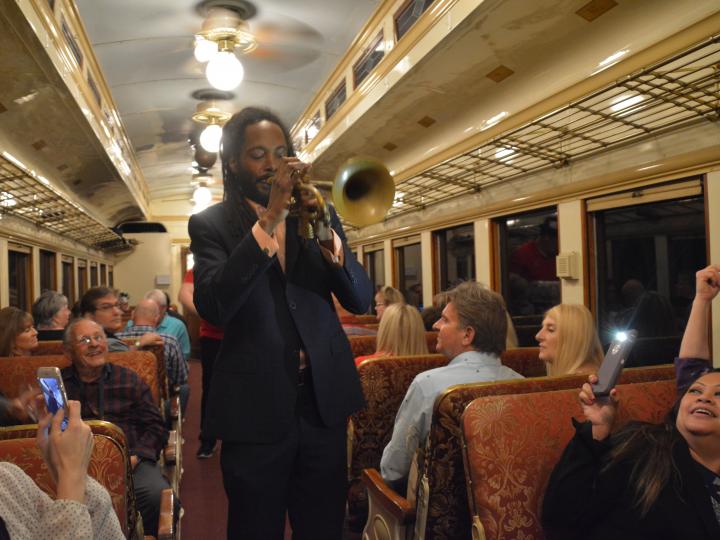 Um artista apresentando música ao vivo durante o evento Jazz Wine Train em Grapevine, Texas