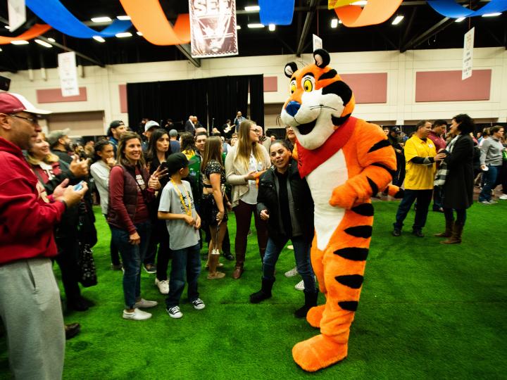 Tony the Tiger posando con los fanáticos durante las festividades de Sun Bowl en El Paso, Texas