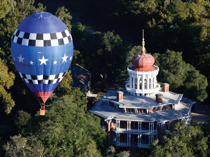Un globo aerostático flotando sobre la mansión Longwood en Natchez, Mississippi