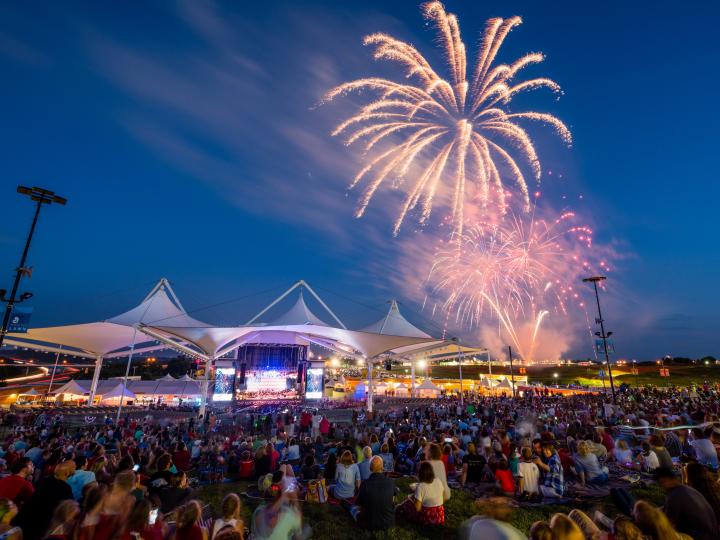 O July 4th Fireworks Spectacular, no Walmart AMP, em Rogers, Arkansas