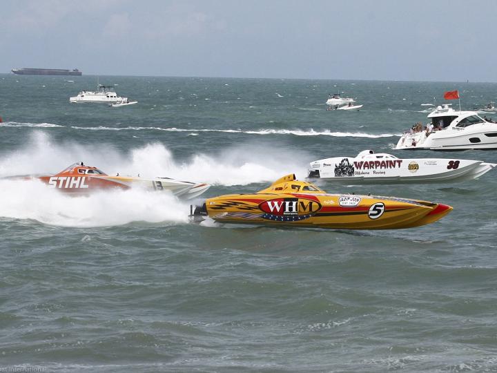 Course de hors-bords dans l’océan Atlantique à l’occasion du Thunder on Cocoa Beach, Floride