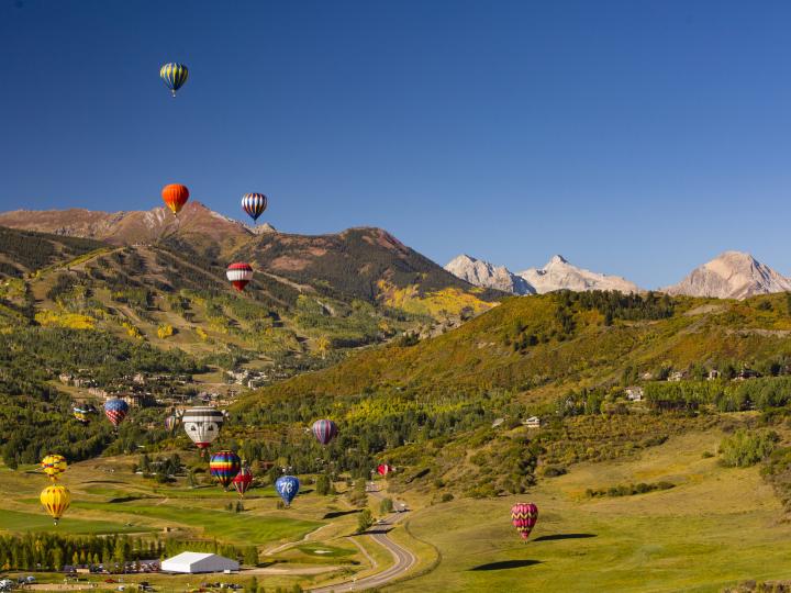 Montgolfières flottant au-dessus du paysage pendant le Snowmass Balloon Festival, dans le Colorado