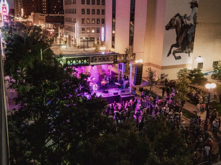 Entretenimento no HOODOO Mural Festival anual em Amarillo, Texas