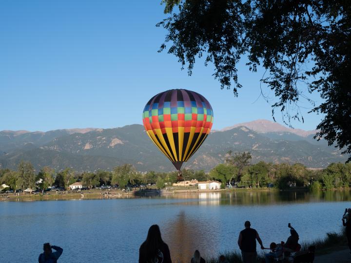 Los globos aerostáticos ascienden durante Colorado Springs Labor Day Lift Off