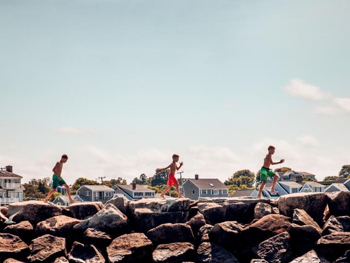Niños trotando cerca del agua en Martha’s Vineyard