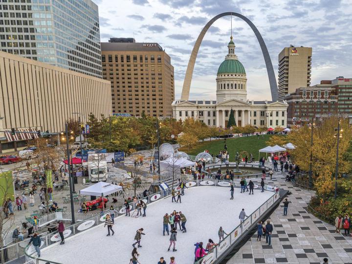 Patinaje sobre hielo durante la Winterferest en St. Louis, Misuri