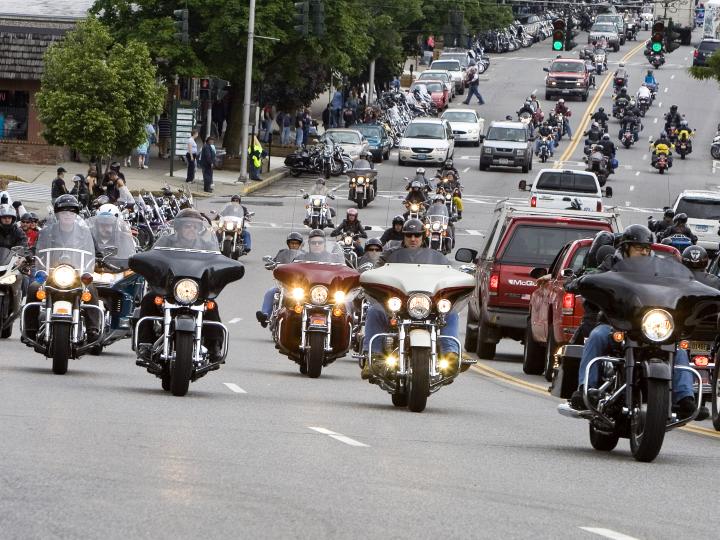 Motociclistas desfilando pela Lake George Village durante o Americade Motorcycle Rally em Lake George, Nova York