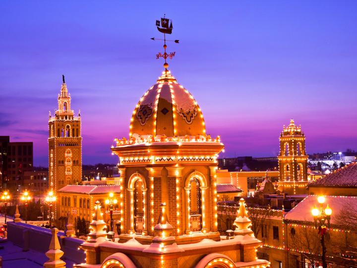 Lichtermeer beim Country Club Plaza in Kansas City während der Weihnachtsfeiertage