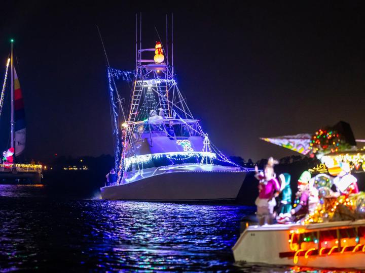 Défilé de bateaux festifs lors de la Boat Parade of Lights de Panama City, en Floride