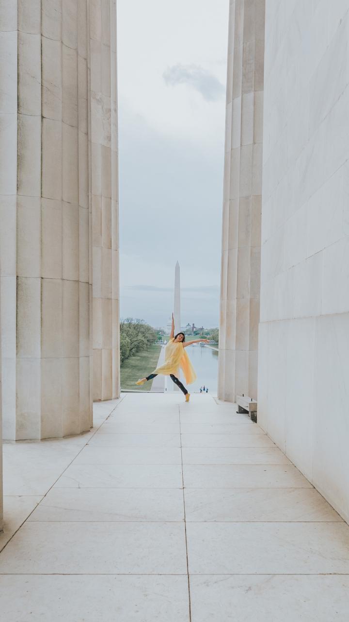 在华盛顿哥伦比亚特区国家广场的纪念碑旁翩翩起舞