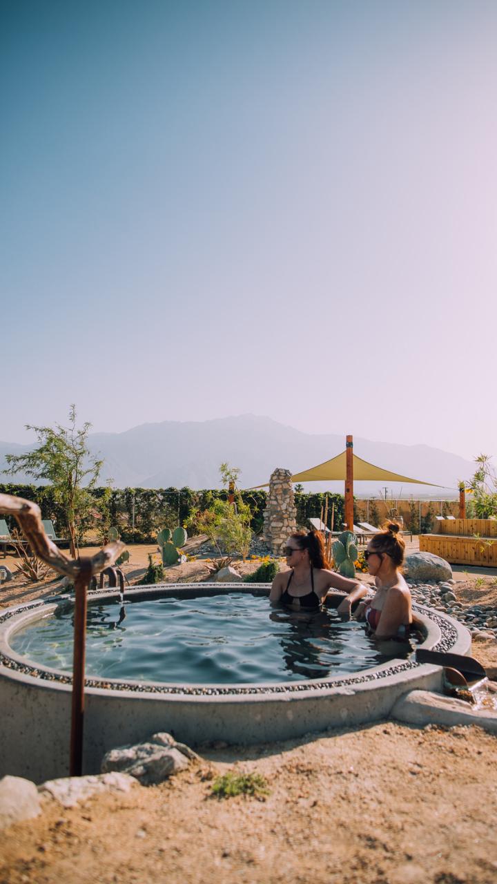 在加利福尼亚州棕榈泉附近一边泡温泉,一边欣赏周围的广袤沙漠景观