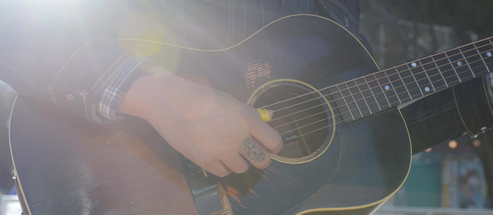 Tocando guitarra nas ruas de Houston, Texas