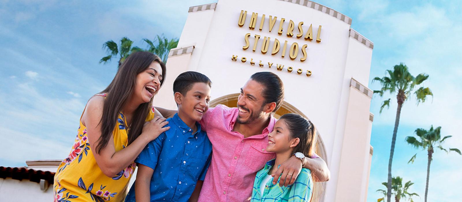 一家人在 Universal Studios Hollywood 入口处拍照留念