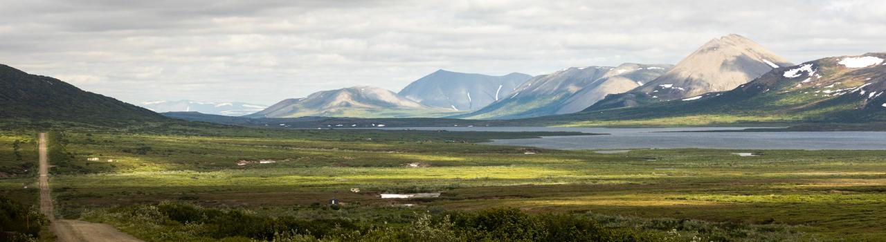 Paisagem montanhosa perto de Nome, Alasca