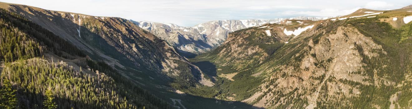 モンタナ州ベアトゥースハイウェイ沿いの美しい景色