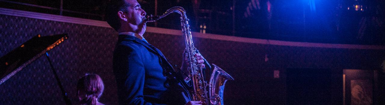 Uma banda de jazz tocando no Nocturne Jazz and Supper Club em Denver, Colorado Uma banda de jazz tocando no Nocturne Jazz and Supper Club em Denver, Colorado