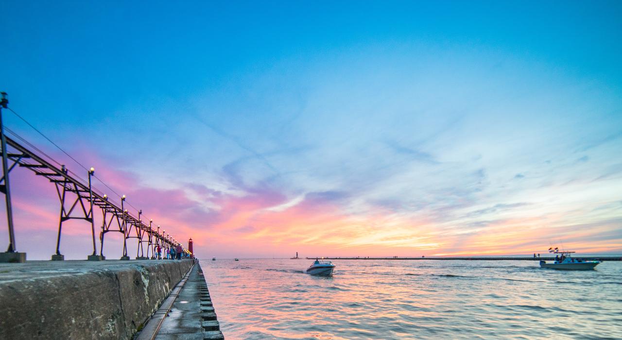 Coucher de soleil sur une jetée dans le Michigan