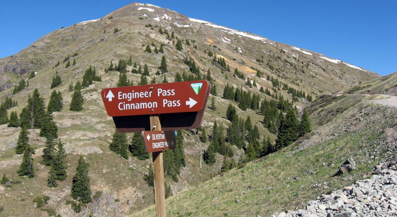 在湖城地区为高山环线的探险家设置的路牌指示