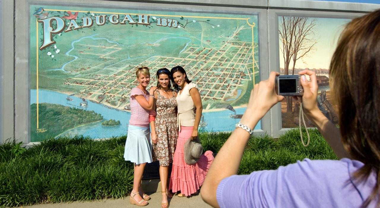 Los Paducah Floodwall Murals brindan una oportunidad ideal para sacarse fotos