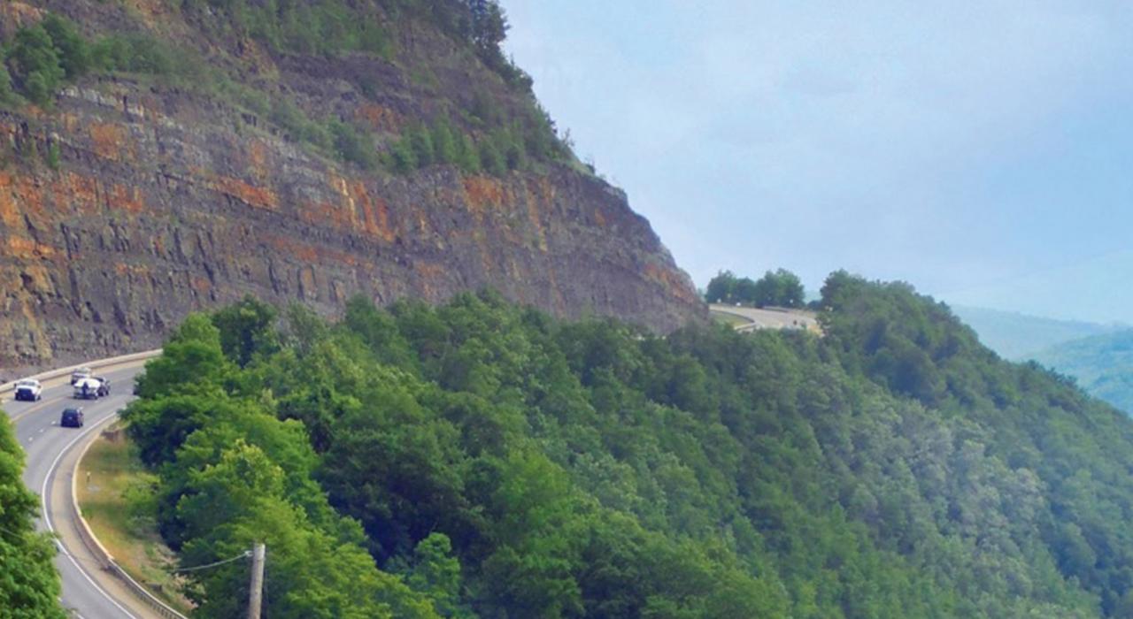 Conduciendo por los caminos de montaña de la Route 6 en el norte de Pensilvania