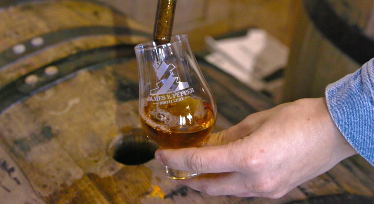 Dégustation de bourbon sur fût à la distillerie James E. Pepper, à Lexington, Kentucky
