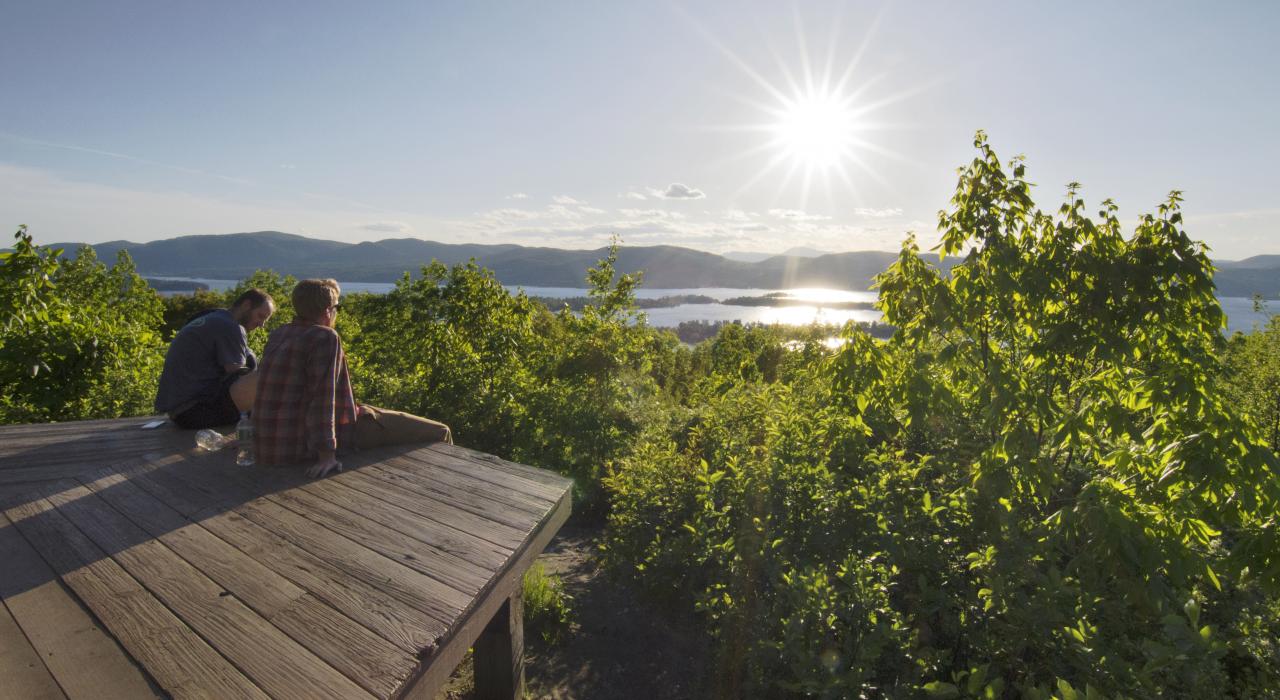 Viendo el atardecer sobre el lago desde un mirador panorámico