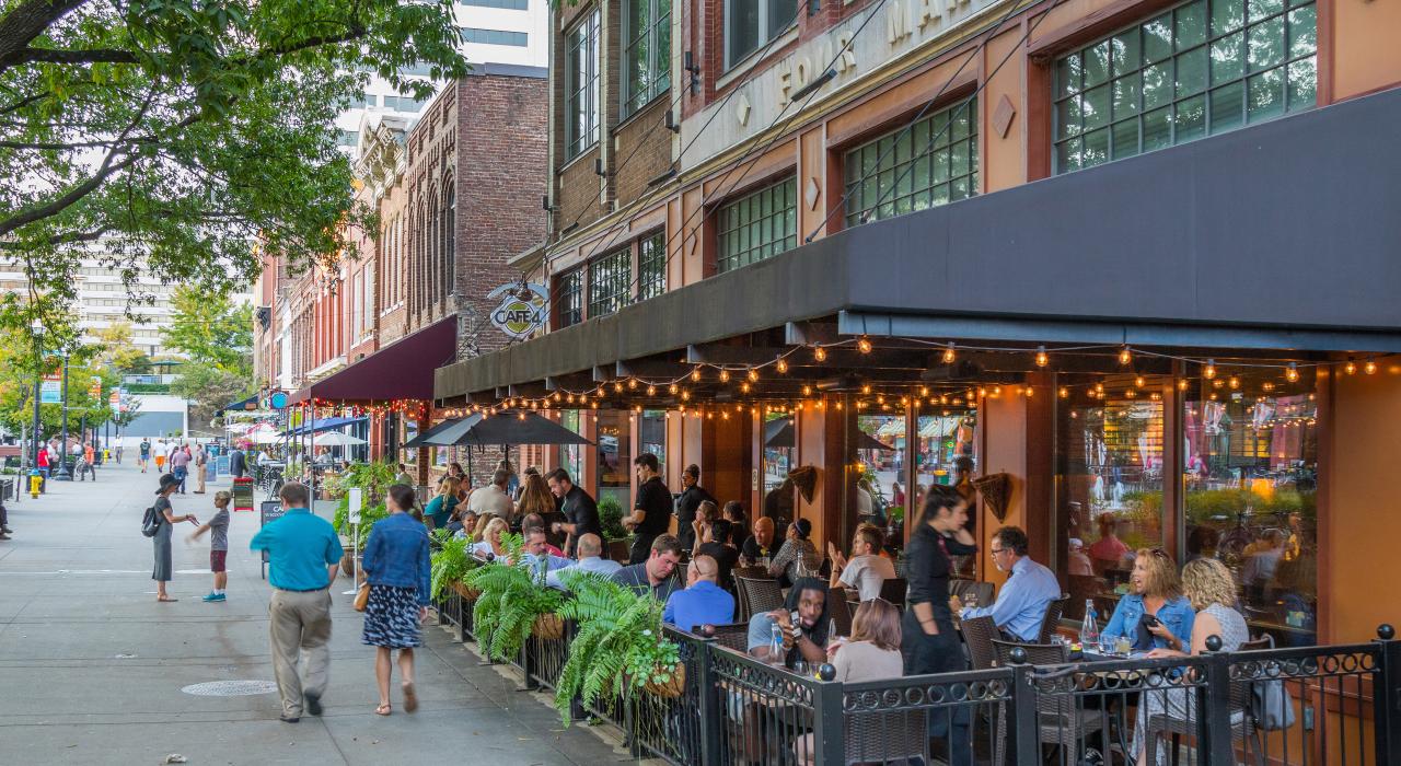 マーケットスクエアのオープンエアのレストラン