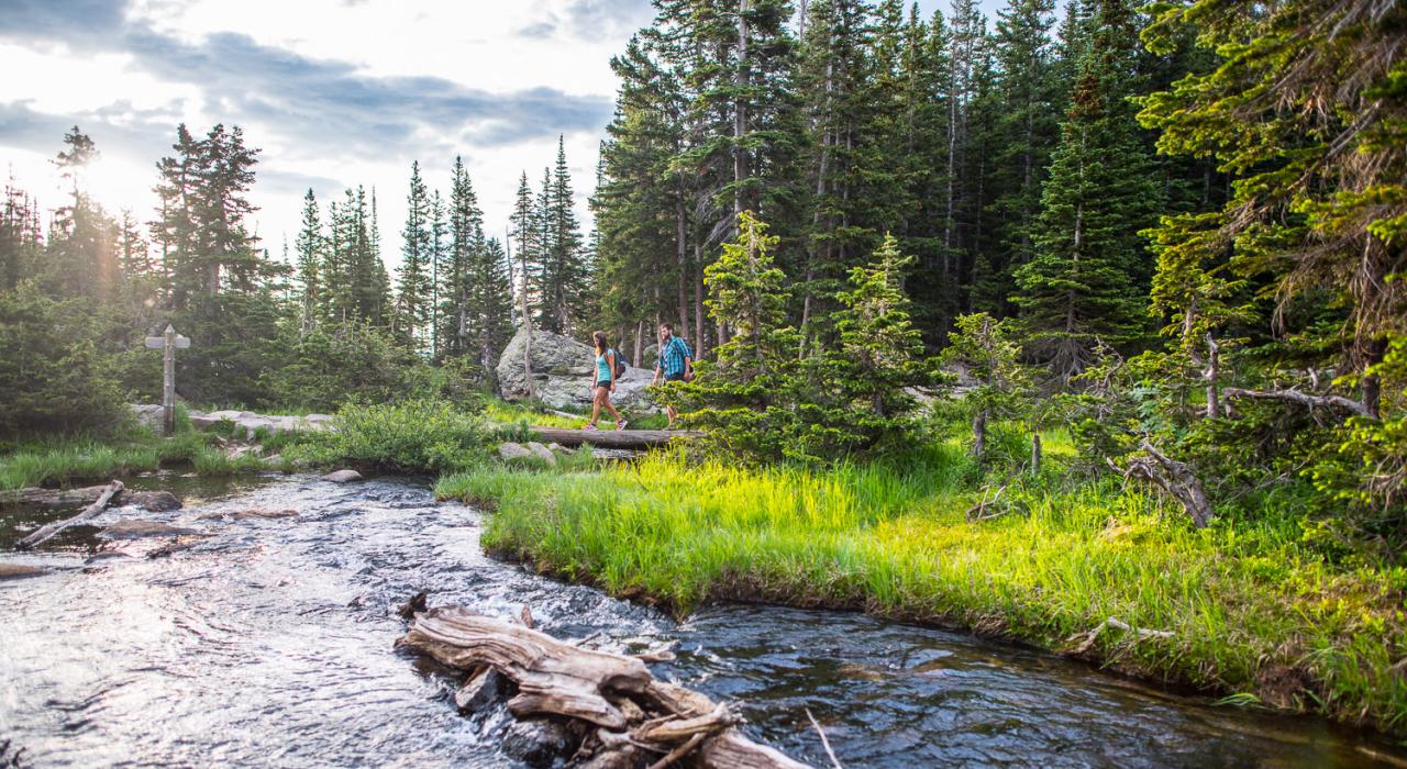 Couple faisant de la randonnée dans les étendues sauvages du Colorado