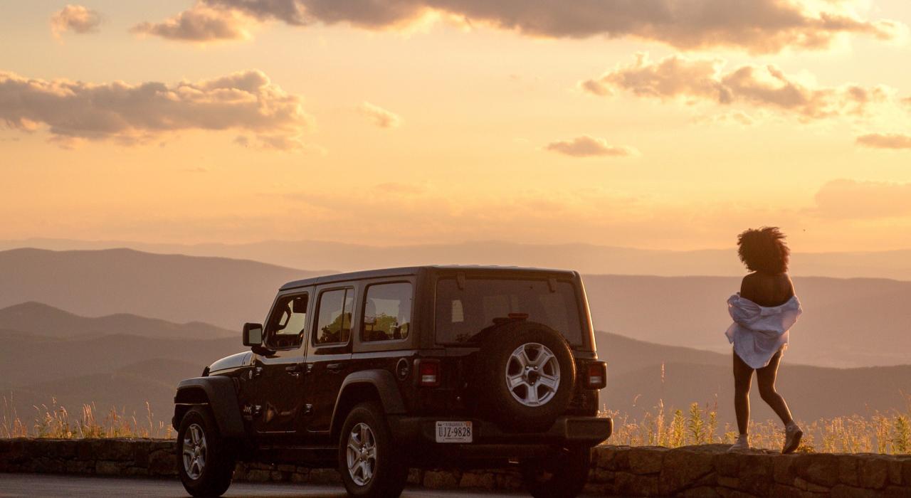 버지니아주 셰넌도어 국립공원의 스카이라인 드라이브에 차를 세우고 일출 감상하기