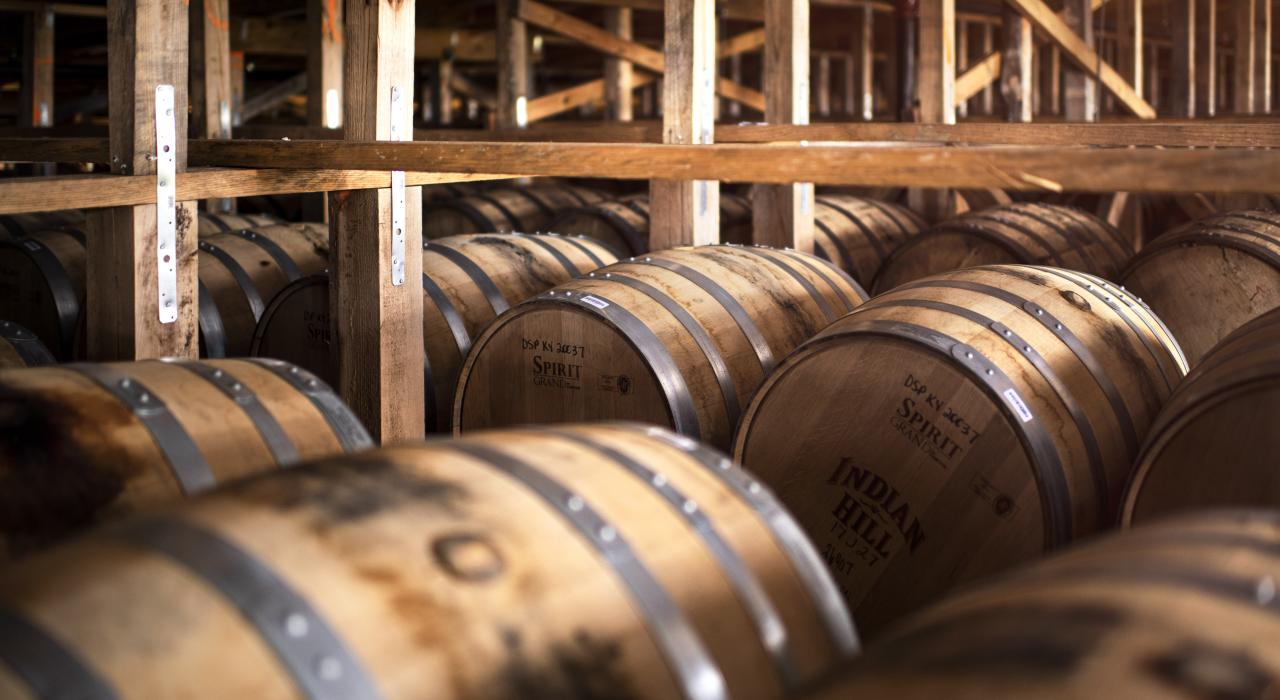 Un cellier rempli de fûts de bourbon dans la Bardstown Bourbon Company, à Bardstown, Kentucky