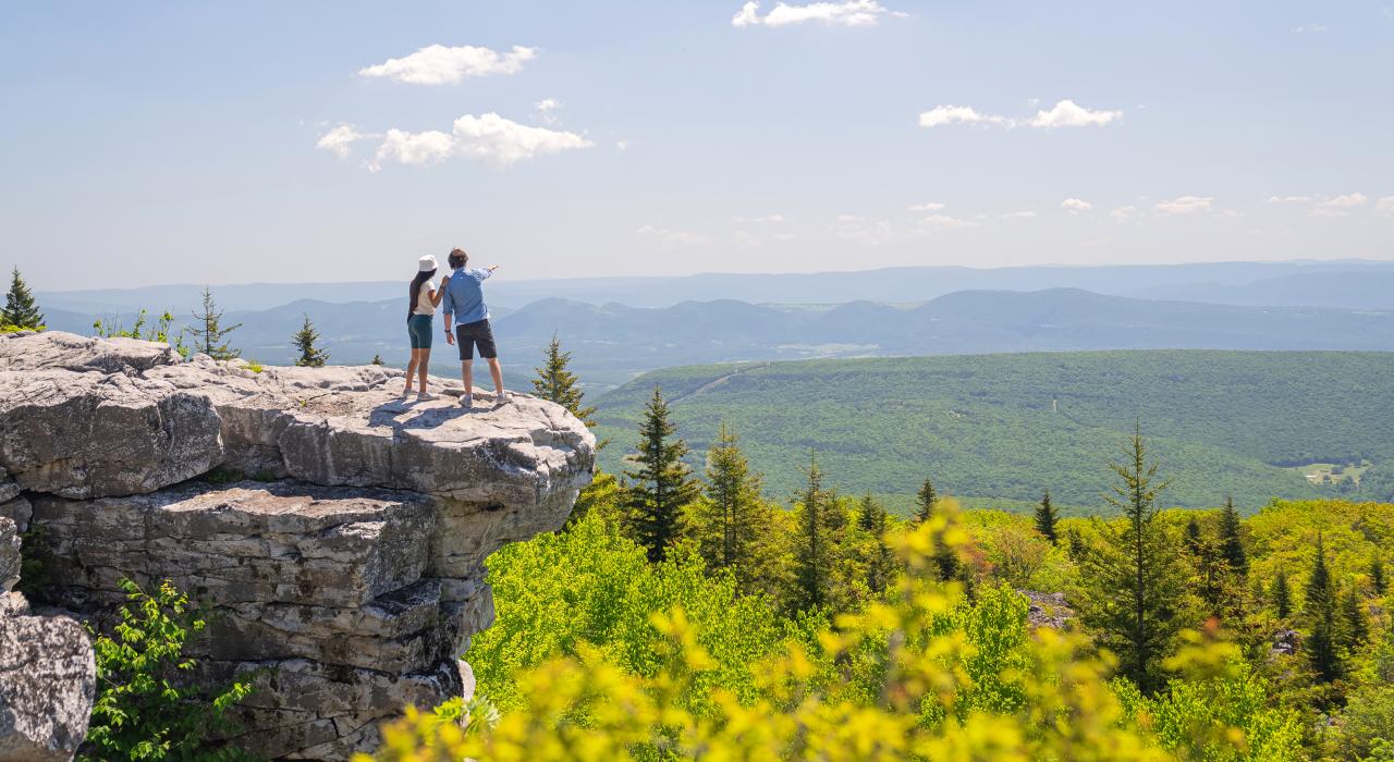 Praticantes de caminhada observando o Dolly Sods Wilderness em West Virginia