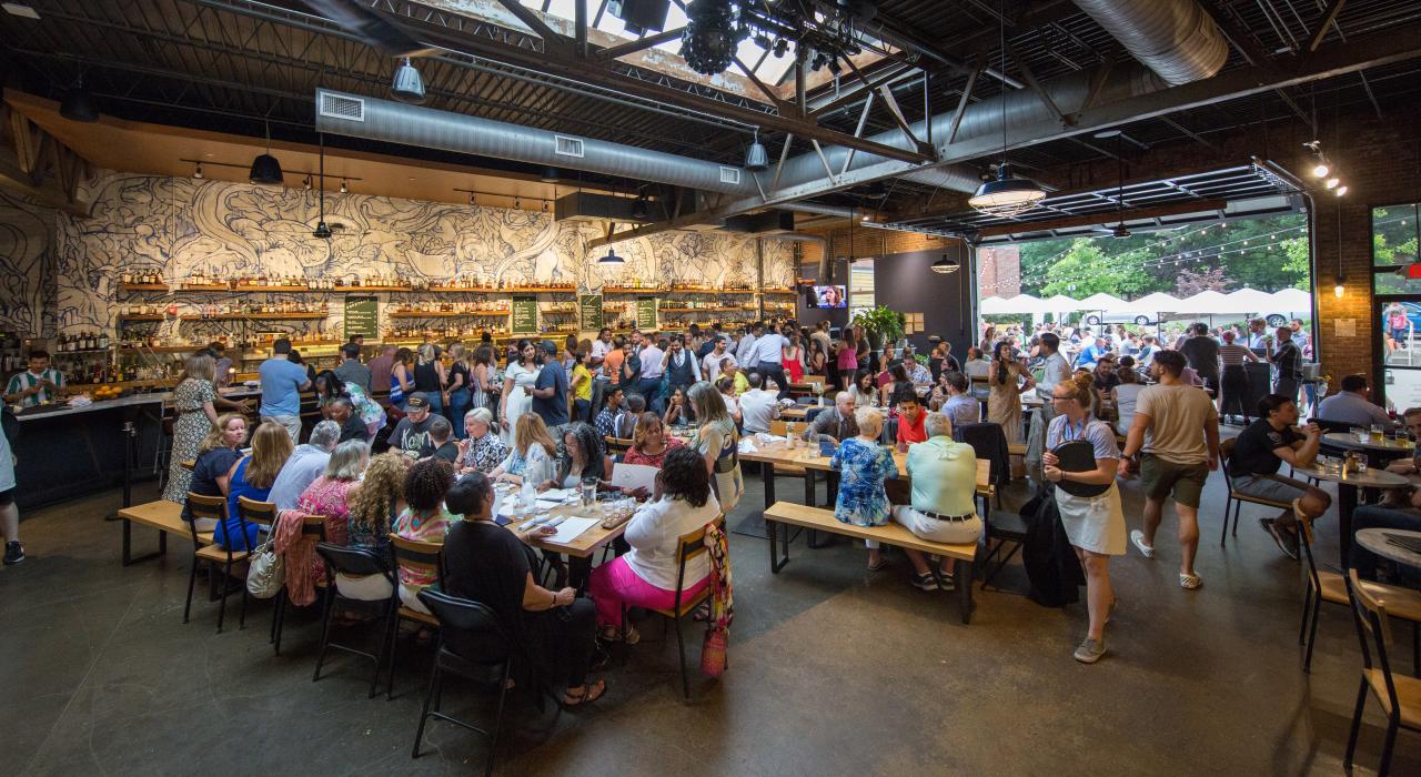 Cenando en Whiskey Kitchen en Raleigh