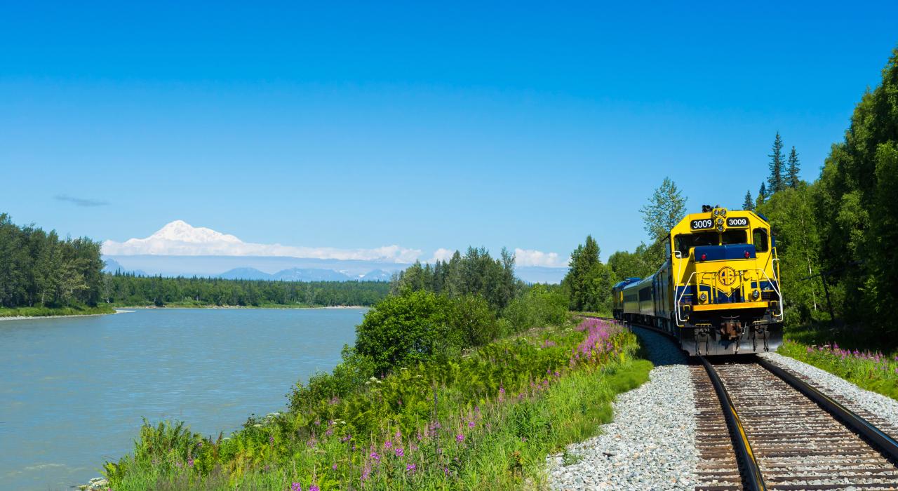 Un train traverse Talkeetna, en Alaska