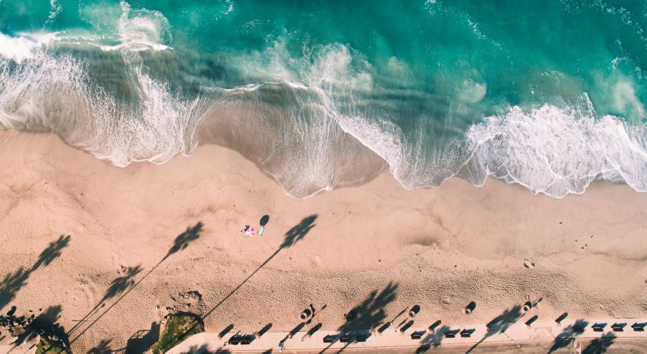 Sable fin et doré baigné par des eaux cristallines à la plage d’Aliso Beach Park