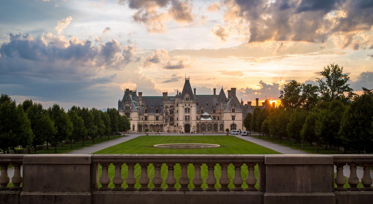 La propriété historique de Biltmore et ses jardins au coucher du soleil
