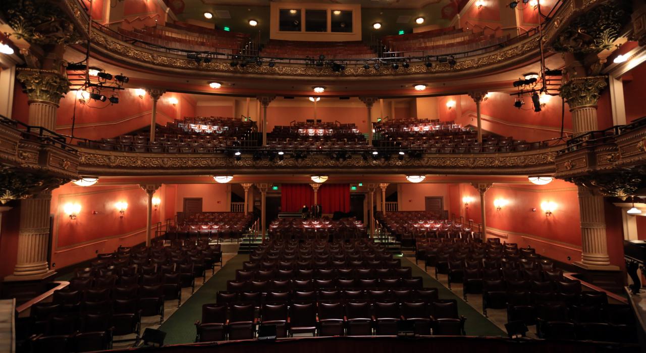 매사추세츠 주 피츠필드의 콜로니얼 극장 내부 