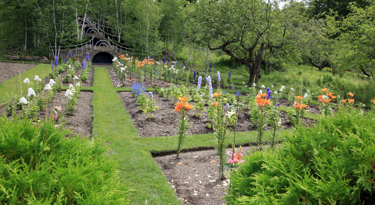 매사추세츠 주 스톡브리지의 나움케악 정원과 상징적인 블루 스텝스