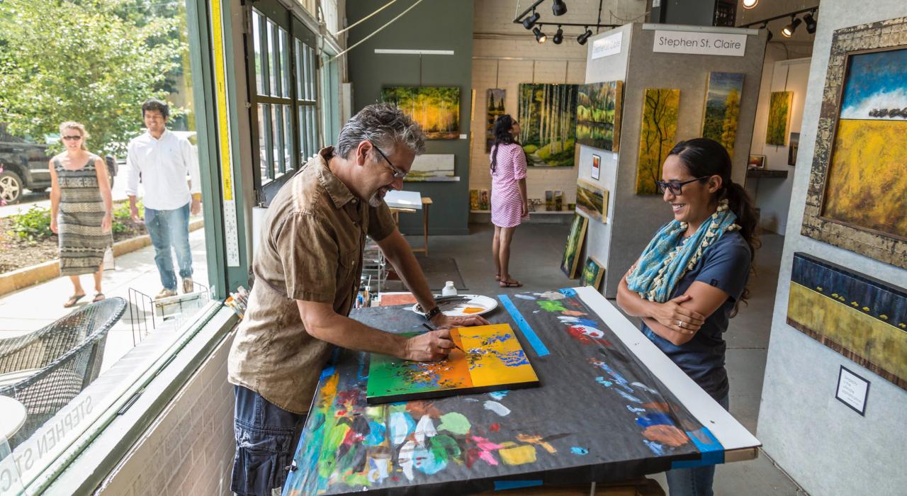 Artiste à l’œuvre dans une galerie de River Arts District