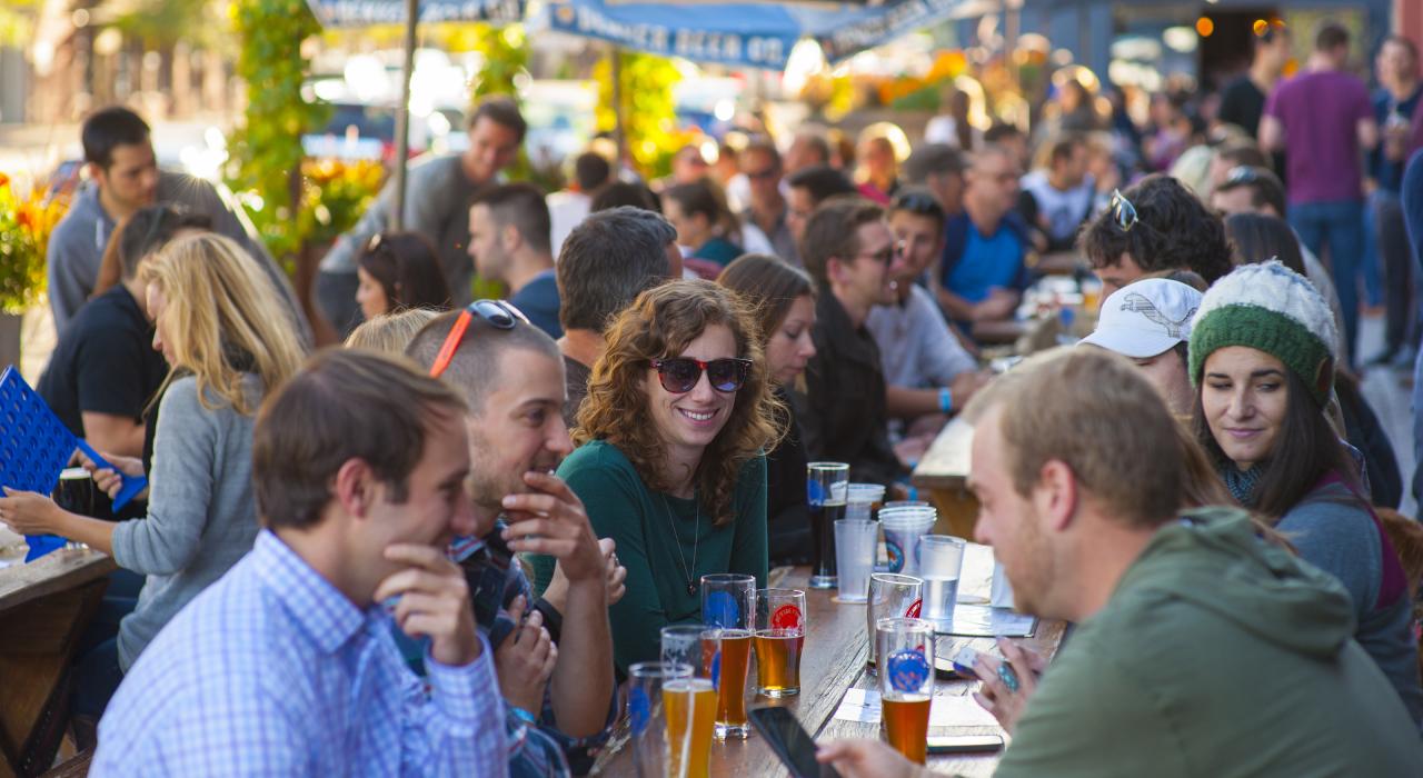 在科罗拉多州丹佛市品享啤酒