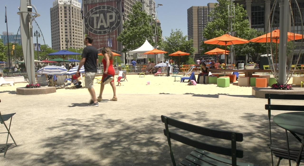 Marche à travers le Campus Martius Park de Détroit, Michigan