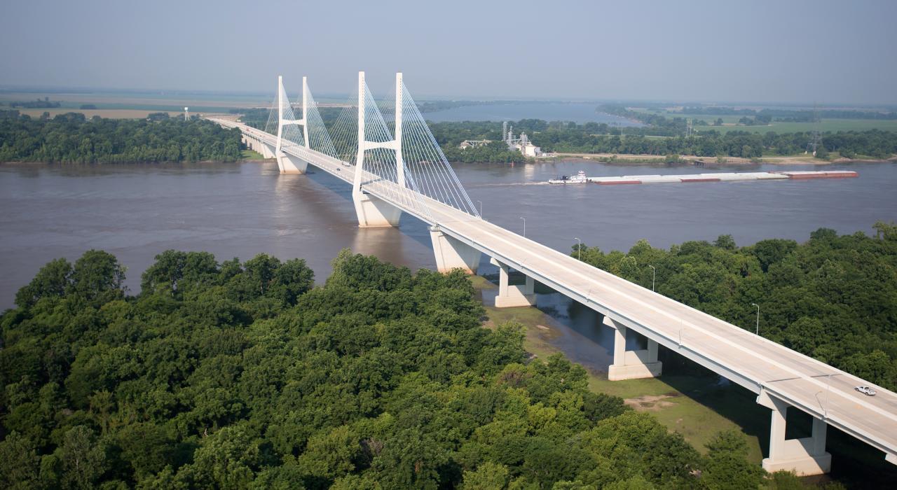 Greenville Bridge sobre o Rio Mississippi, no estado do Mississippi
