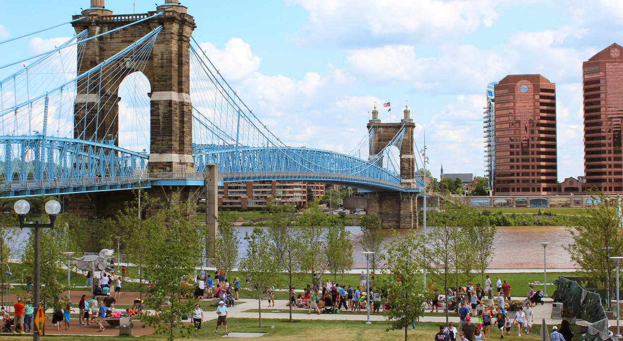 Roebling Bridge sur la rivière Ohio à Cincinnati, Ohio