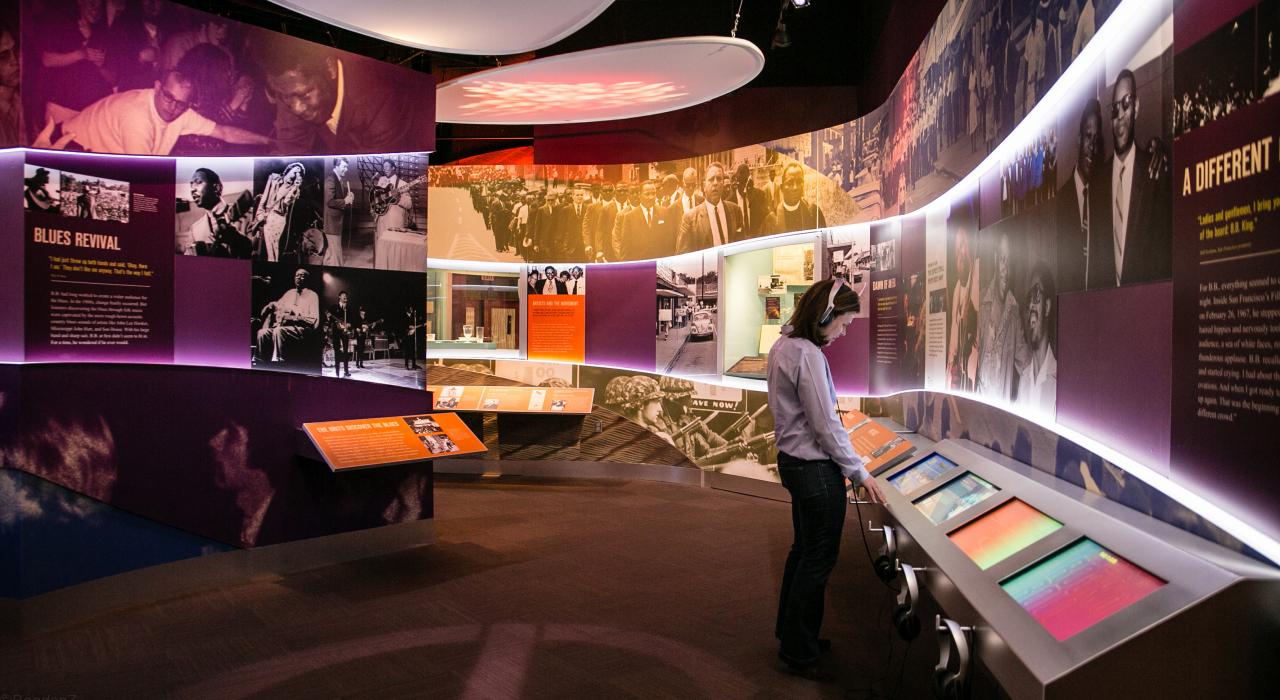 ミシシッピ州インディアノーラにあるB.B. キング博物館の展示を見学