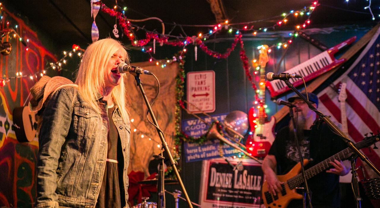 ミシシッピ州グリーンビルにあるウォルナット・ストリート・ブルース・バーで演奏するバンド