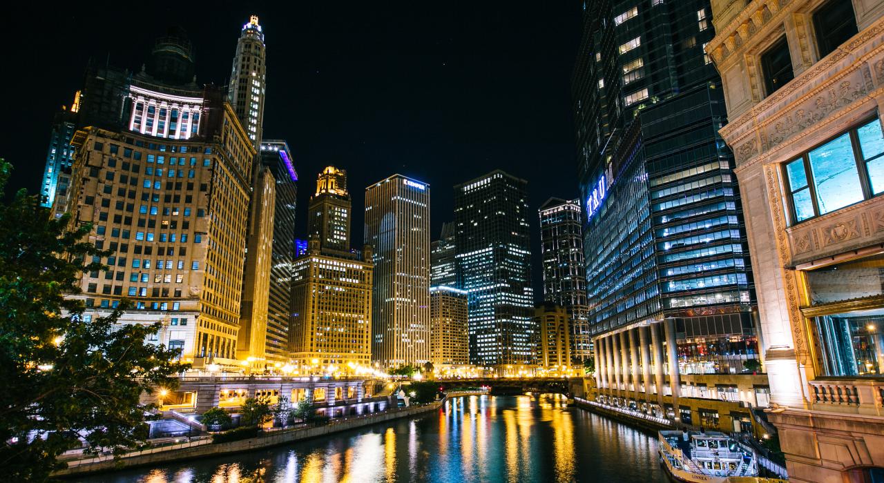 Lumières de la ville sur la rivière à Chicago, Illinois